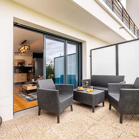 Disneyland 13min - Kingsize Bed - Private Parking - Terrace - Calm Village Apartment Ferrieres-en-Brie